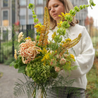 Авторский букет с молюцеллой, хризантемой и гортензией