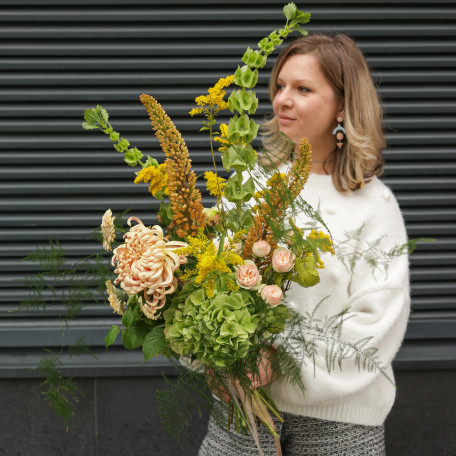 Авторский букет с молюцеллой, хризантемой и гортензией