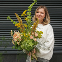 Авторский букет с молюцеллой, хризантемой и гортензией