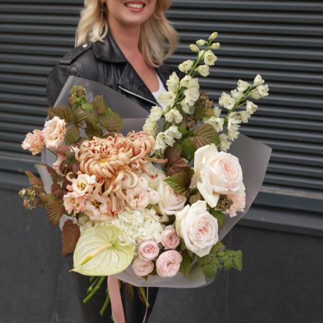 Авторский букет с хризантемами, дельфиниумом и антуриумом