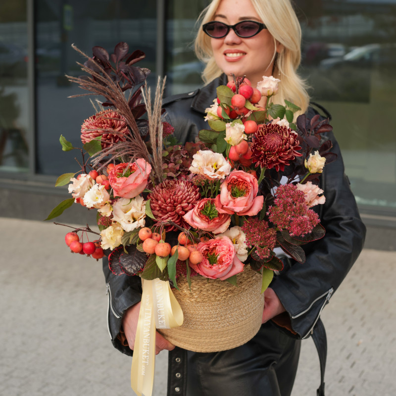 Авторская осенняя композиция в винных тонах в корзине