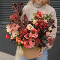 Авторская осенняя композиция в винных тонах в корзине