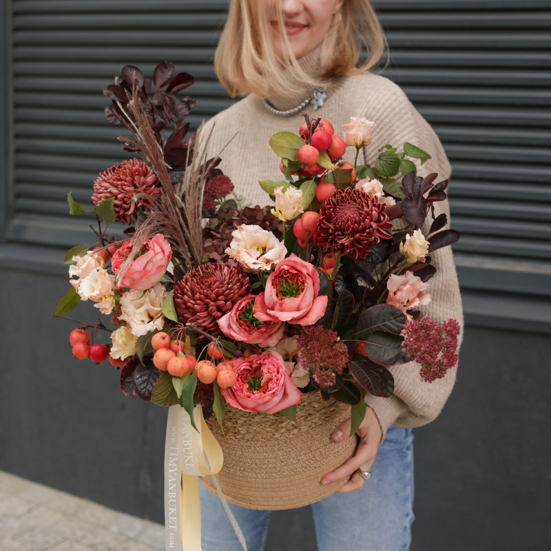 Авторская осенняя композиция в винных тонах в корзине