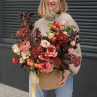 Авторская осенняя композиция в винных тонах в корзине
