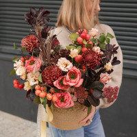 Авторская осенняя композиция в винных тонах в корзине