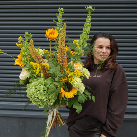 Авторский букет с молюцеллой, зелёной гортензией и подсолнухами