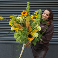 Авторский букет с молюцеллой, зелёной гортензией и подсолнухами