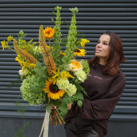 Авторский букет с молюцеллой, зелёной гортензией и подсолнухами