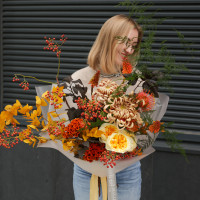 Авторский асимметричный букет с целозией, ягодами и леукоспермумом 