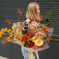 Авторский асимметричный букет с целозией, ягодами и леукоспермумом 