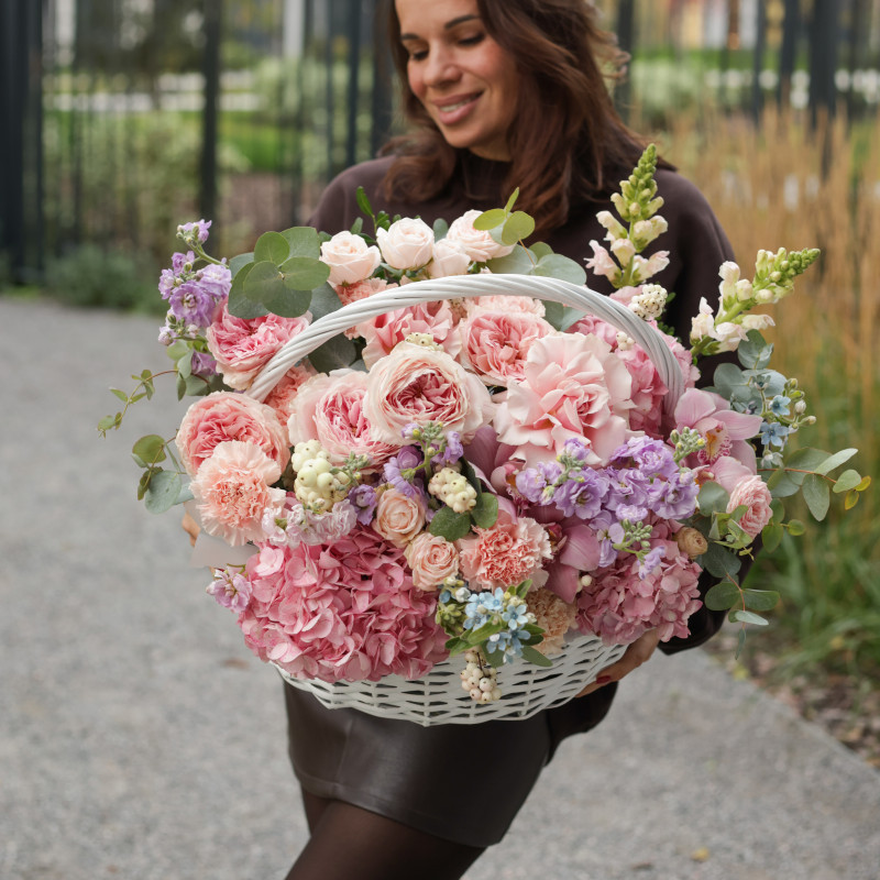Корзина с пионовидными розами, гортензией и миксом нежных цветов