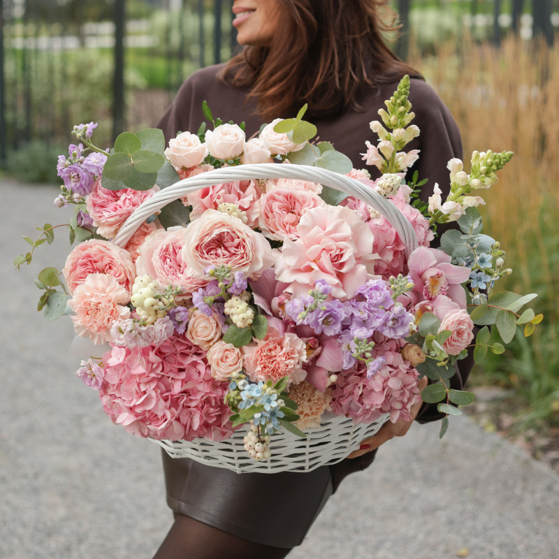 Корзина с пионовидными розами, гортензией и миксом нежных цветов