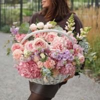 Корзина с пионовидными розами, гортензией и миксом нежных цветов