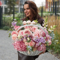 Корзина с пионовидными розами, гортензией и миксом нежных цветов
