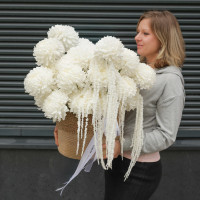 Композиция стильная в корзине из белых хризантем