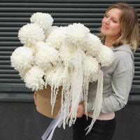 Композиция стильная в корзине из белых хризантем