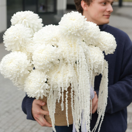 Композиция стильная в корзине из белых хризантем