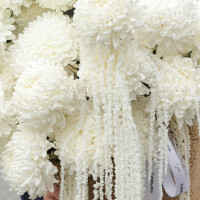 Композиция стильная в корзине из белых хризантем