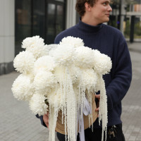 Композиция стильная в корзине из белых хризантем