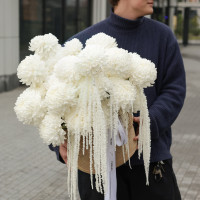 Композиция стильная в корзине из белых хризантем