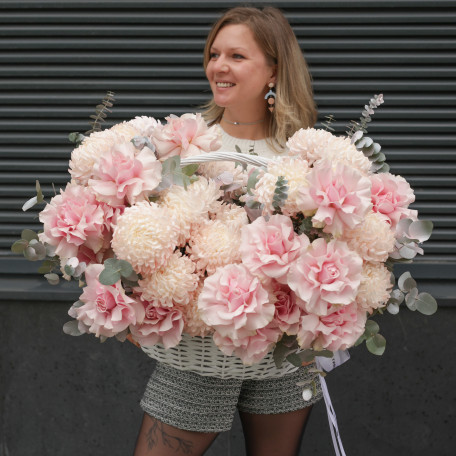 Корзина с французскими розами и хризантемами