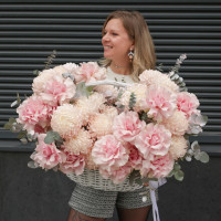 Корзина с французскими розами и хризантемами