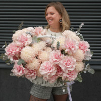 Корзина с французскими розами и хризантемами