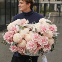 Корзина с французскими розами и хризантемами