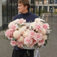 Корзина с французскими розами и хризантемами