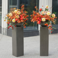 Сет из двух ярких композиций с георгинами и декоративной зеленью на высоких колоннах