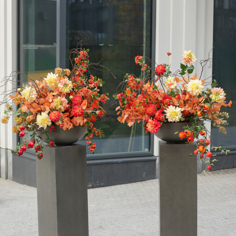 Сет из двух ярких композиций с георгинами и декоративной зеленью на высоких колоннах