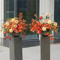 Сет из двух ярких композиций с георгинами и декоративной зеленью на высоких колоннах