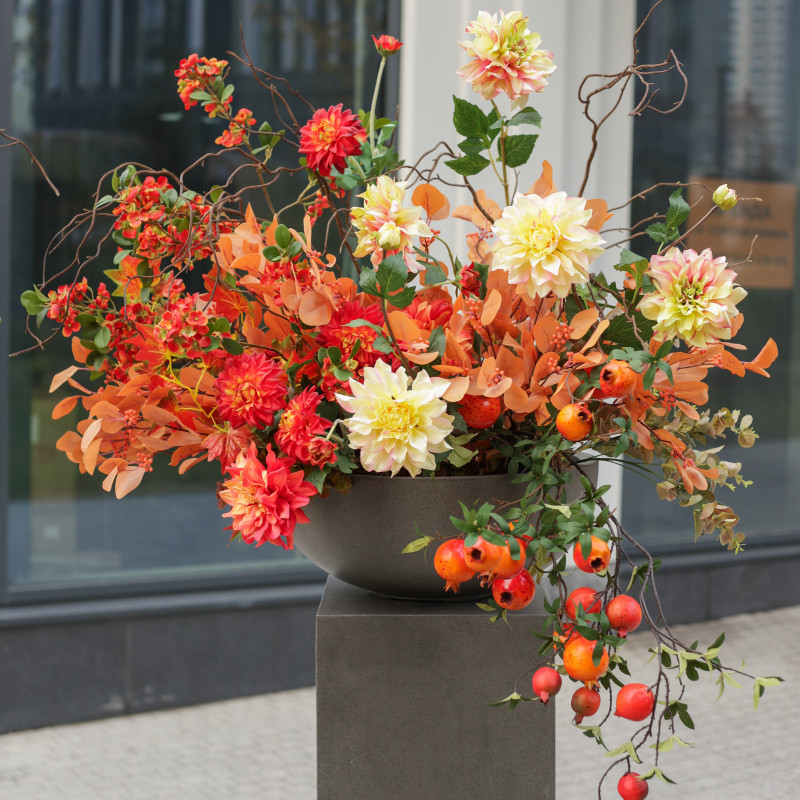 Сет из двух ярких композиций с георгинами и декоративной зеленью на высоких колоннах