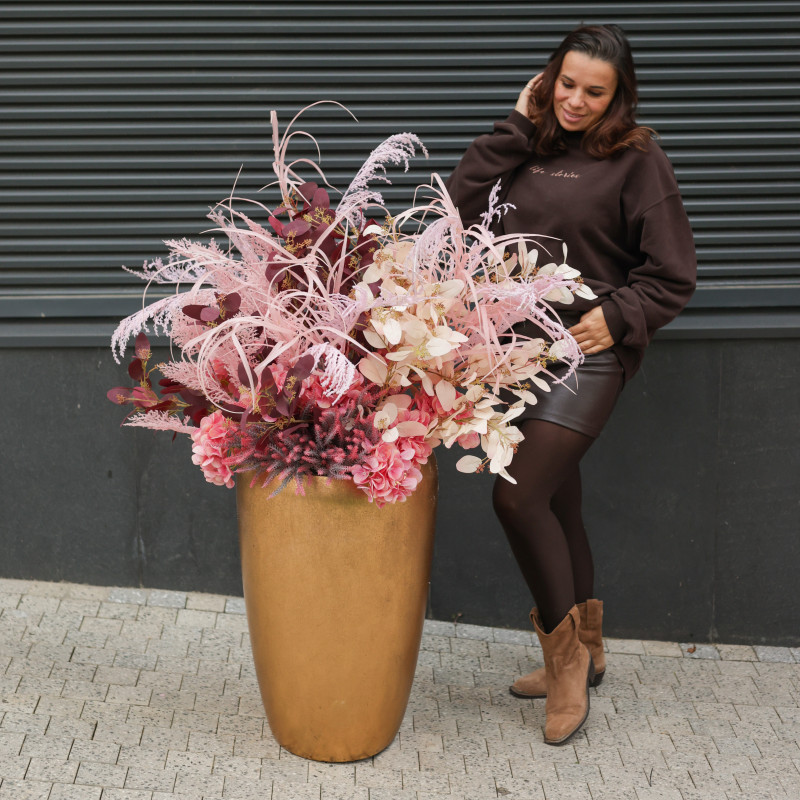 Яркая и стильная композиция розово-винных оттенков в высоком золотом кашпо