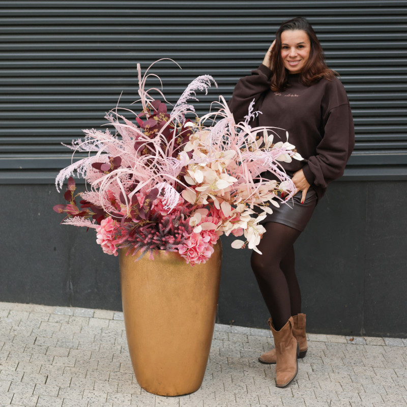 Яркая и стильная композиция розово-винных оттенков в высоком золотом кашпо