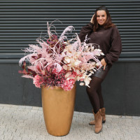 Яркая и стильная композиция розово-винных оттенков в высоком золотом кашпо