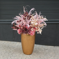 Яркая и стильная композиция розово-винных оттенков в высоком золотом кашпо