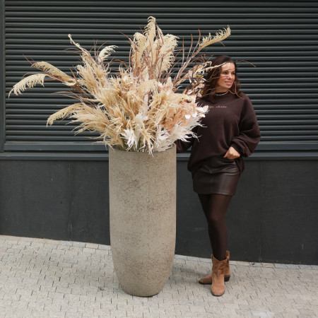 Композиция в стиле сухоцветов в высоком бетонном кашпо