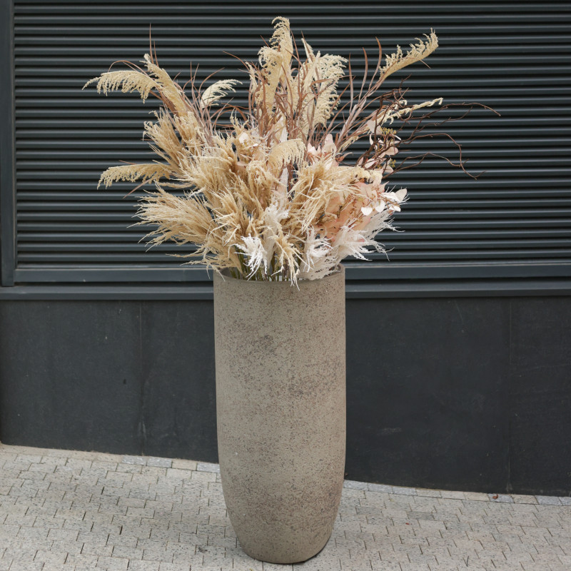 Композиция в стиле сухоцветов в высоком бетонном кашпо