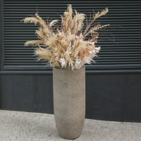 Композиция в стиле сухоцветов в высоком бетонном кашпо