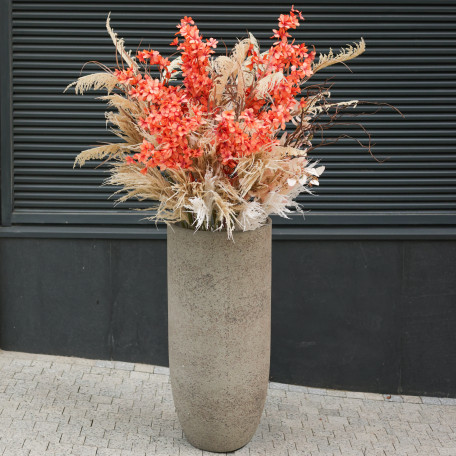 Композиция в стиле сухоцветов с оранжевыми акцентами в высоком бетонном кашпо