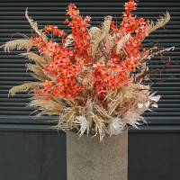 Композиция в стиле сухоцветов с оранжевыми акцентами в высоком бетонном кашпо