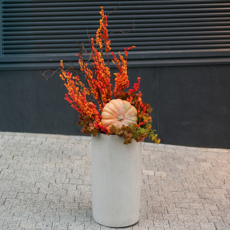 Композиция в высоком бетонном кашпо с ветками ягод облепихи и тыквой