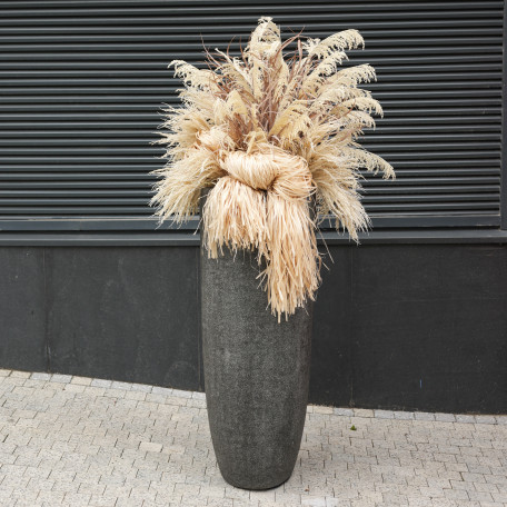 Композиция в стиле сухоцветов в высоком бетонном кашпо