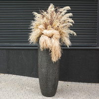 Композиция в стиле сухоцветов в высоком бетонном кашпо