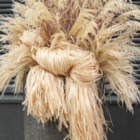 Композиция в стиле сухоцветов в высоком бетонном кашпо