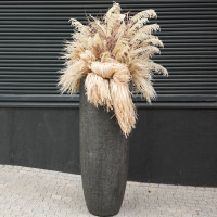 Композиция в стиле сухоцветов в высоком бетонном кашпо