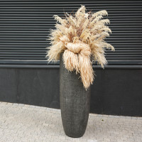 Композиция в стиле сухоцветов в высоком бетонном кашпо