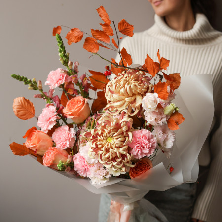 Карамельный букет с хризантемами кудри и осенними акцентами
