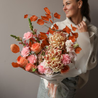 Карамельный букет с хризантемами кудри и осенними акцентами